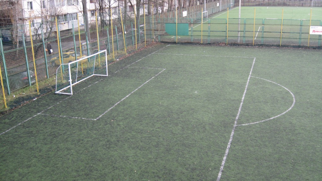 Футбольне поле розміром 64м*45м зі штучним покриттям