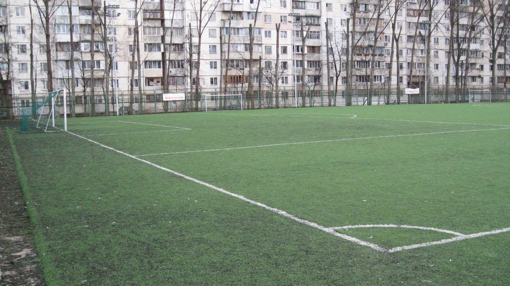 Футбольне поле розміром 100м*67м зі штучним покриттям